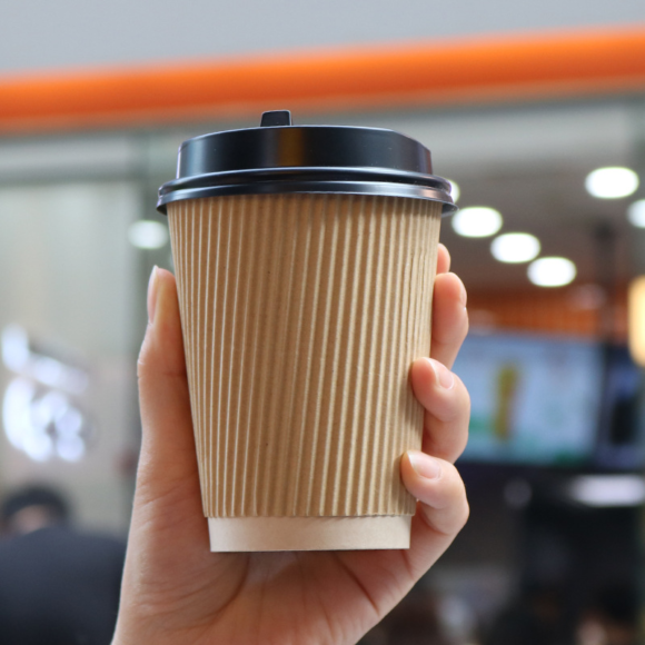 16 Oz Customized White Paper Coffee Cups with Black Dome Lids