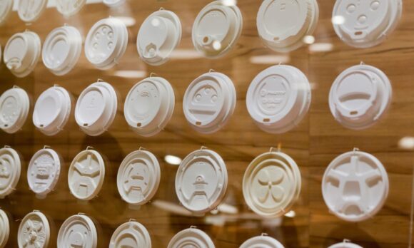 Exploring the Benefits of Disposable Cup Lids for Coffee Lovers